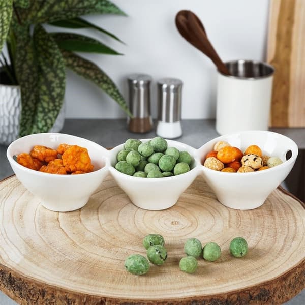 Skål i vit porslin med tre fack för dip och snacks