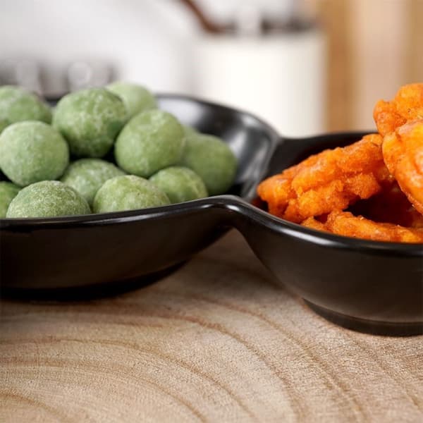 Sort porselensskål med tre rom for snacks og dipsauser