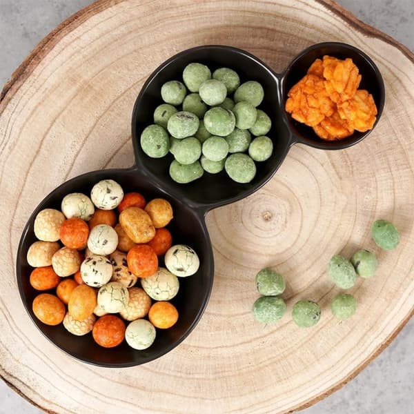 Sort porselensskål med tre rom for snacks og dipsauser