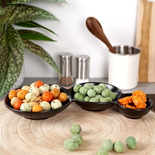 Sort porselensskål med tre rom for snacks og dipsauser