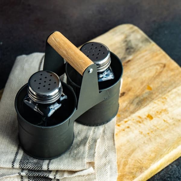 Salt- og pepperbøsser i glass med metallstativ