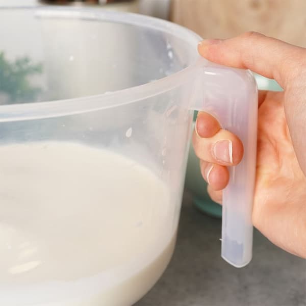 Gjennomsiktig skål med håndtak og måleinndeling, 2,5 liter