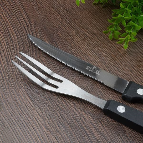 Perfekt sett med kniver og gafler til biffer og pizza