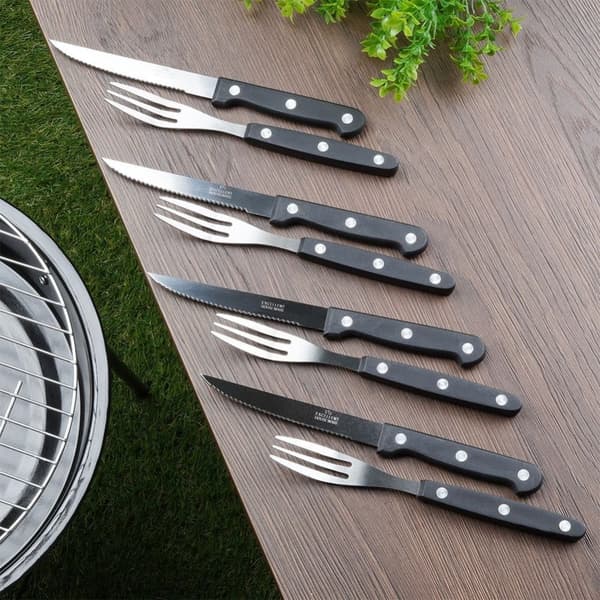 Perfekt sett med kniver og gafler til biffer og pizza