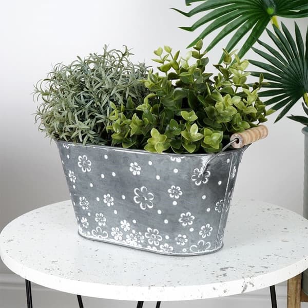 Avlång galvaniserad kruka med handtag och vita blommor
