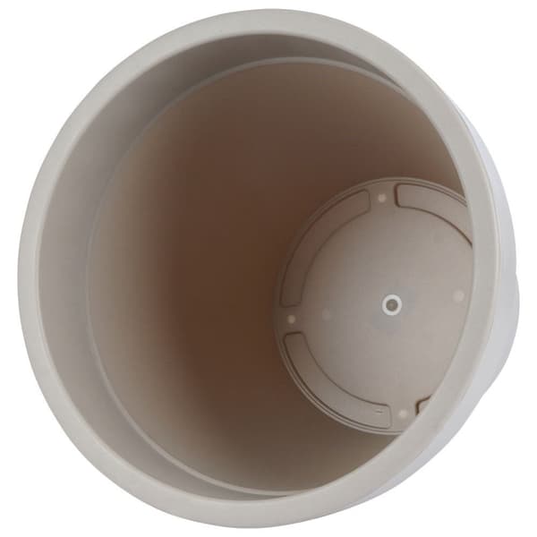 Højkvalitets beige plastpotte til have og terrasse