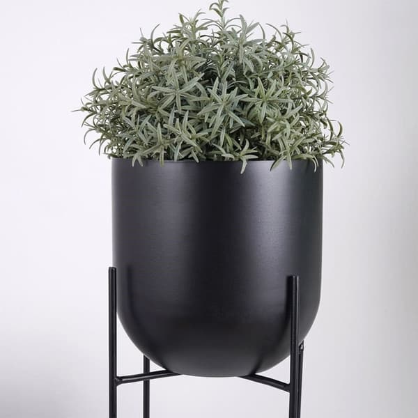 Musta metalliruukku telineessä moderniin sisustukseen
