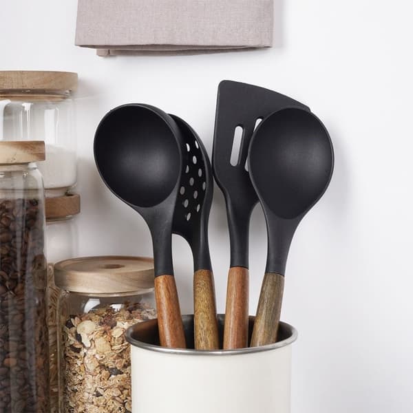 Traditionell köksslev i akaciaträ och termoplastiskt material