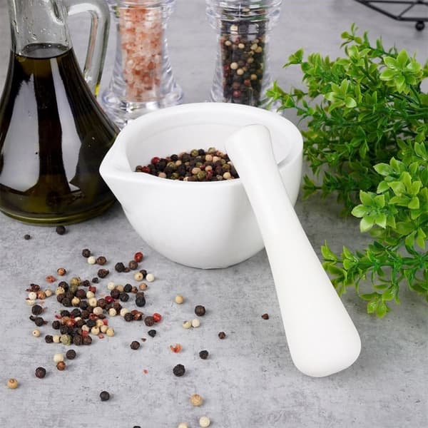 Porcelænsmørtel til krydderier, krydderurter og nødder - perfekt til pesto.