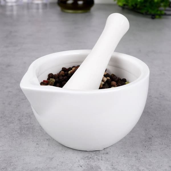 Porcelænsmørtel til krydderier, krydderurter og nødder - perfekt til pesto.