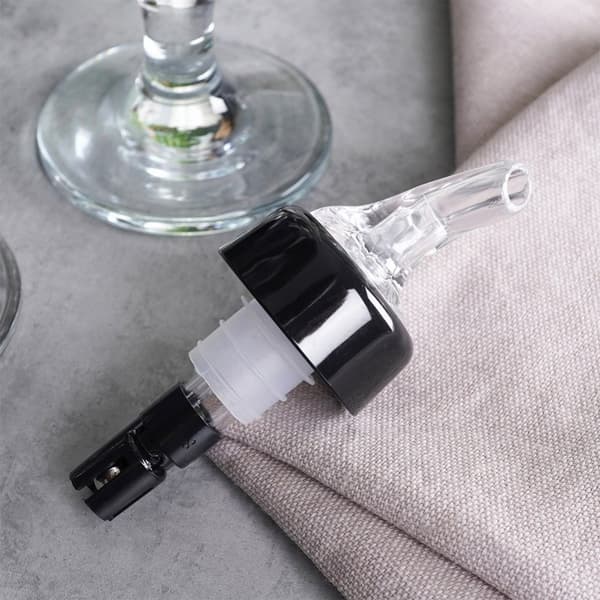 Nøyaktig dosering med flaskedispenser for drinker og cocktailer