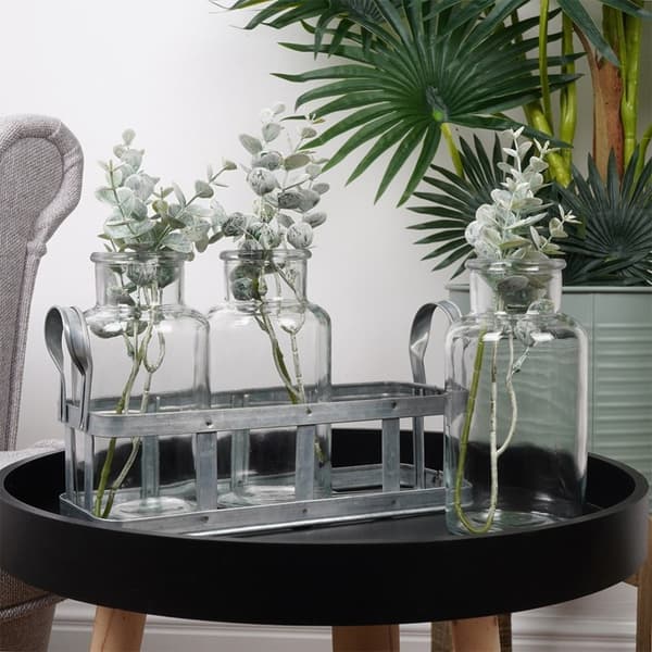 Set med 3 eleganta glasvaser på stilren metallställning