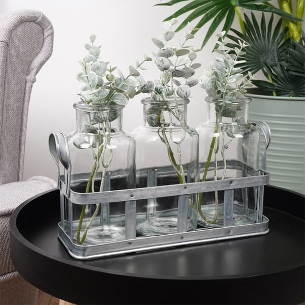 Set med 3 eleganta glasvaser på stilren metallställning