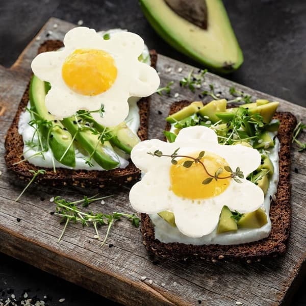 Brun silikonform for stekte egg og pannekaker i blomsterform