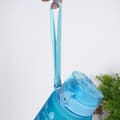 Miniatyrbild 5 av 11: Stilig 1L Vattenflaska med Ombre-Design och Inspirerande Texter