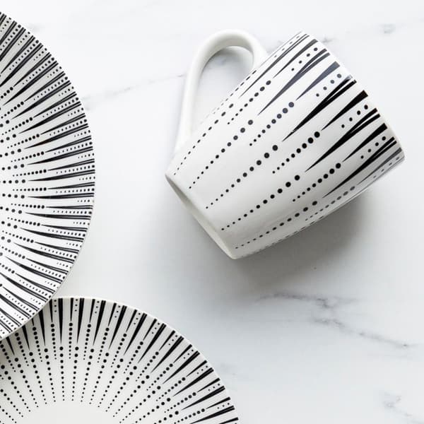 Hvidt porcelænskrus med sort dekoration - Tåler opvaskemaskine og mikroovn