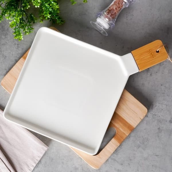 Elegant serveringsfad i porcelæn og bambus med hank