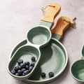 Miniatyrbilde 2 av 8: Elegant tallerken med håndtak i grønt porselen og bambustre
