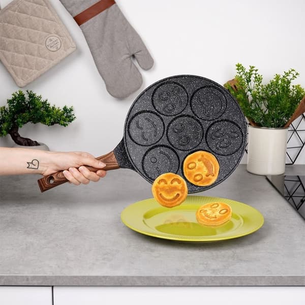 Graniittipaistinpannu 26 cm, 7 kasvojen muotoista reikää