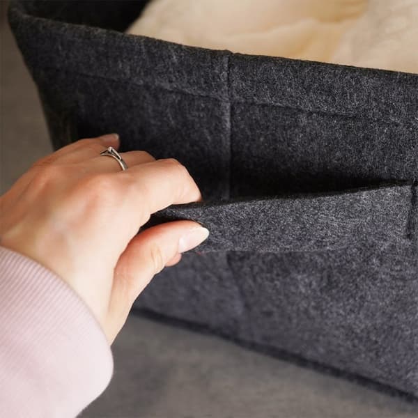 Oppbevaringskurv i svart filt med håndtak og sammenleggbar design
