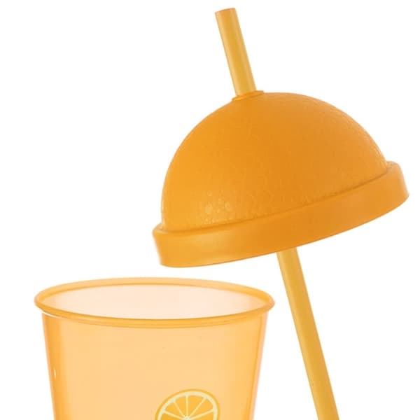 Kop med låg og sugerør til cocktails og iste