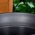 Miniatyrbilde 4 av 10: Slitesterk sort blomsterpotte med stilige mønstre til uteplassen