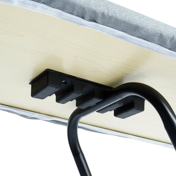 Mukava, vakaa silityslauta silitysraudan pidikkeellä