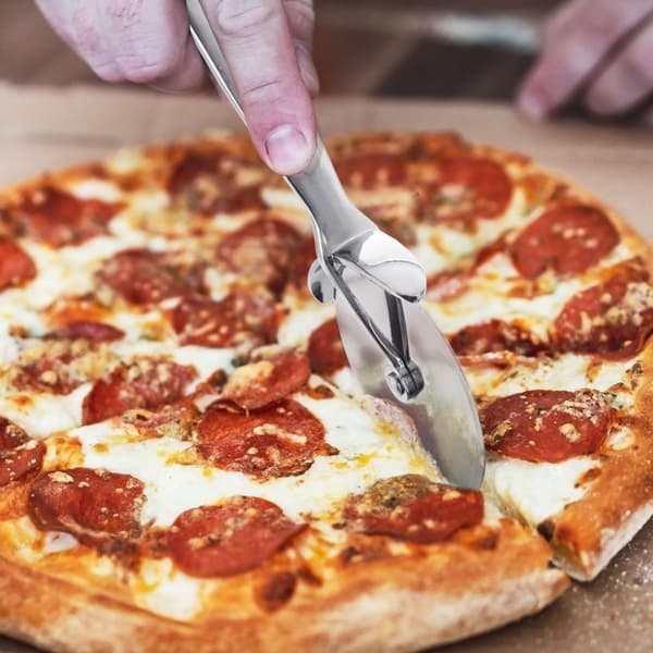 Pizzakutter i metall med komfortabelt håndtak og oppheng
