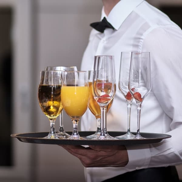 Stort og praktisk serveringsbrett med sklisikker overflate