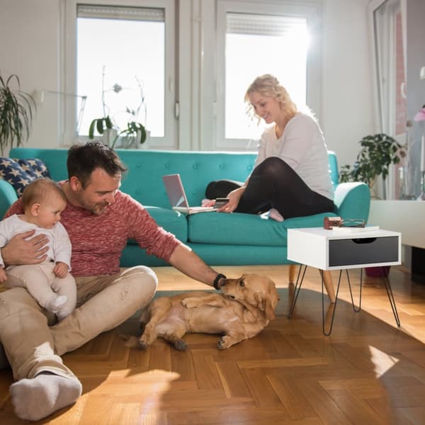 Hvitt og grått nattbord