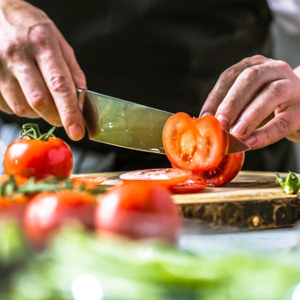 Salaattikulho ruokailuvälineineen