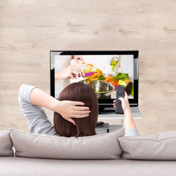 Hvit TV-skap på hjul