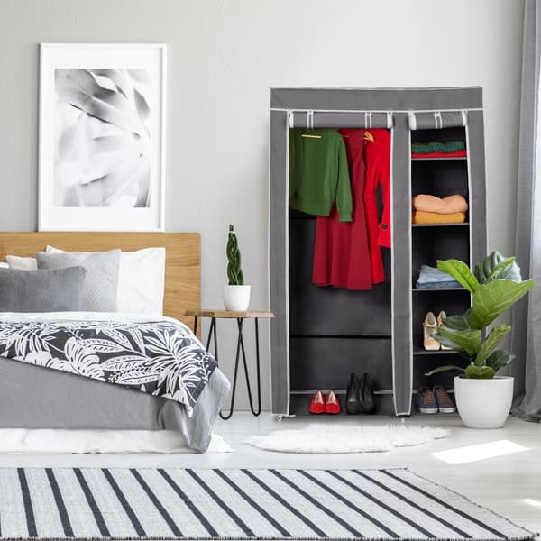 Stor stoffgarderobe med klesstang