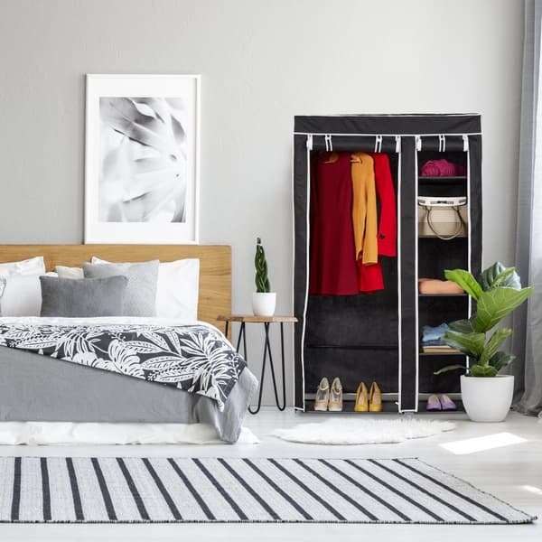 Stor stoffgarderobe med klesstang