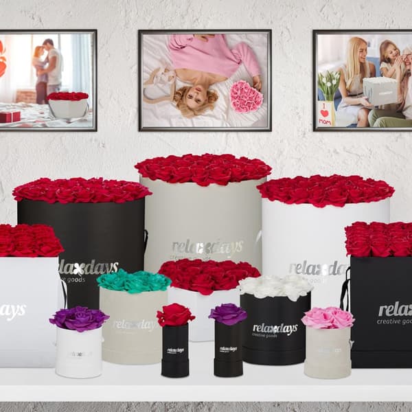 Vit rund rosbox med 4 rosor