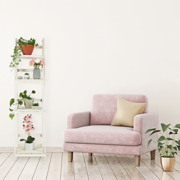 Hvit trapp med treblomster
