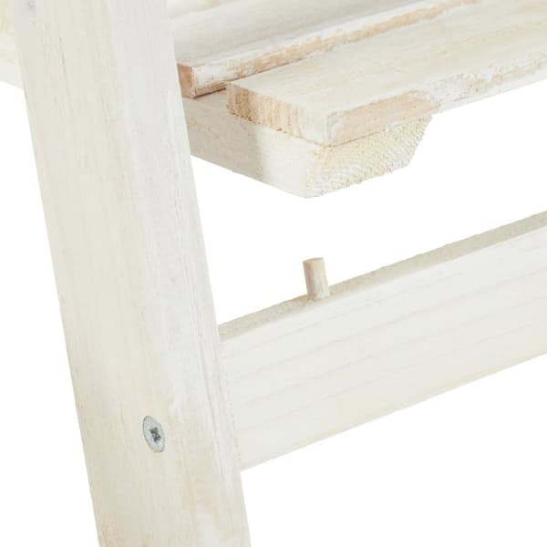 Hvit trapp med treblomster