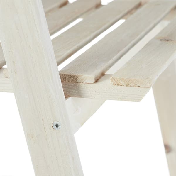 Hvit trapp med treblomster