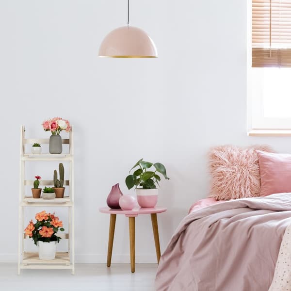 Hvit trapp med treblomster