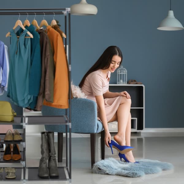 Åben garderobe med skohylde