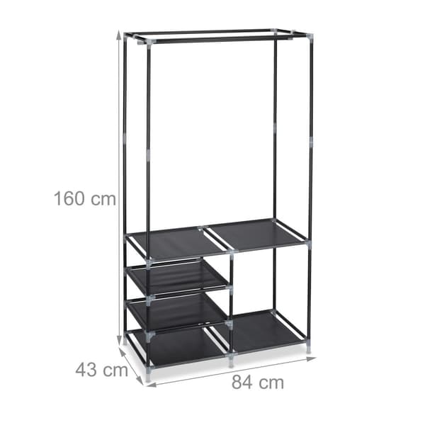 Åben garderobe med skohylde