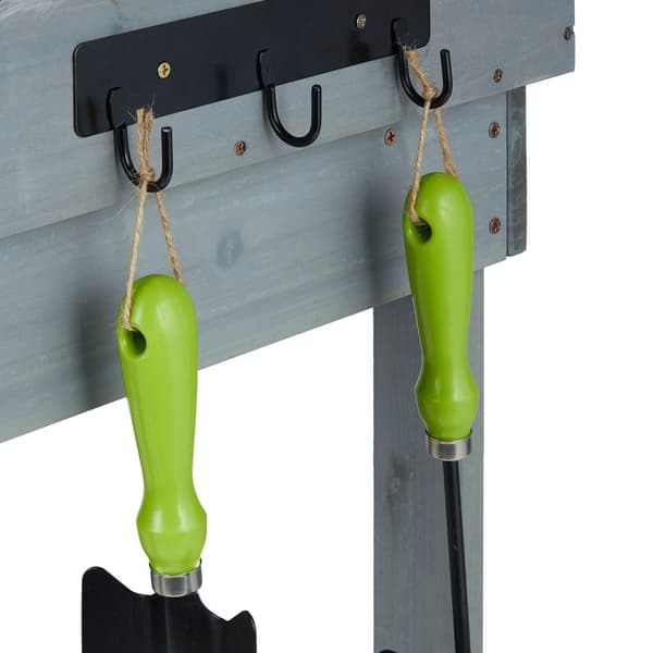 Grått plantebord med hjul