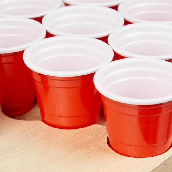 Mini Beer Pong med røde kopper