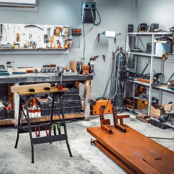 Sammenleggbar arbeidsbenk med klembakker