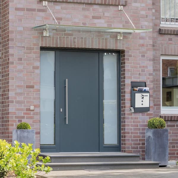 Postkasse med avisrom