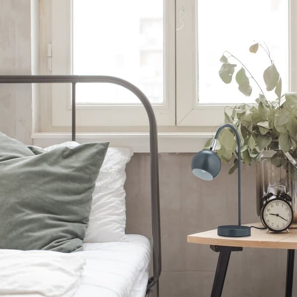 Grå skrivebordslampe
