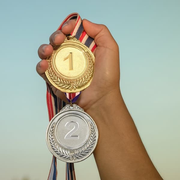 sett med 3 medaljer for barn