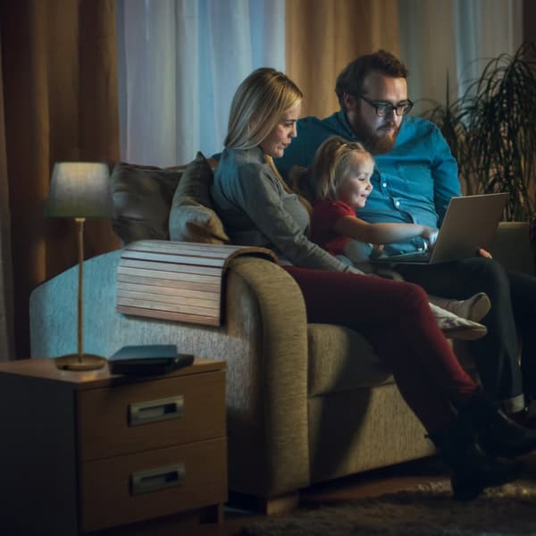 Flexibel bordslampa med skärm i tyg