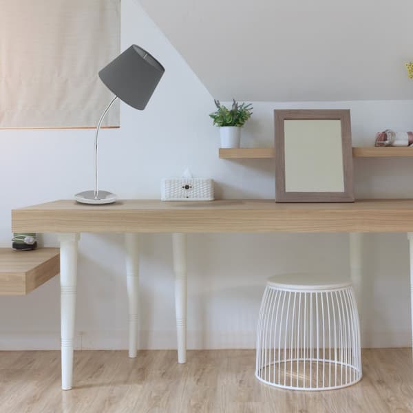 Flexibel bordslampa med skärm i tyg