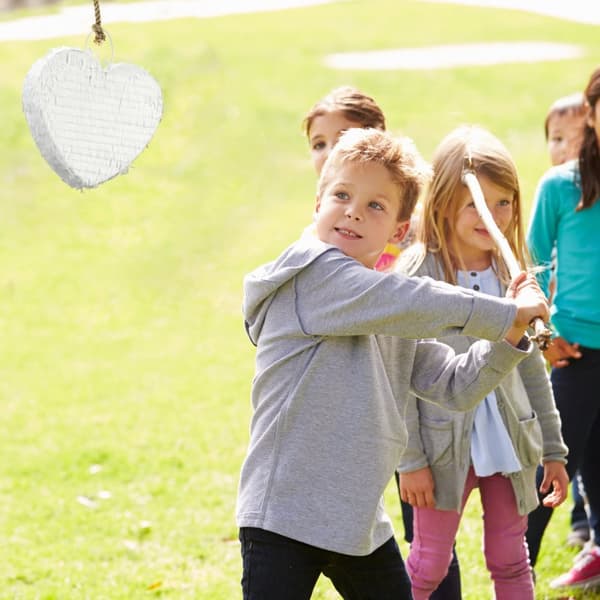 Hvit hjerteformet pinata